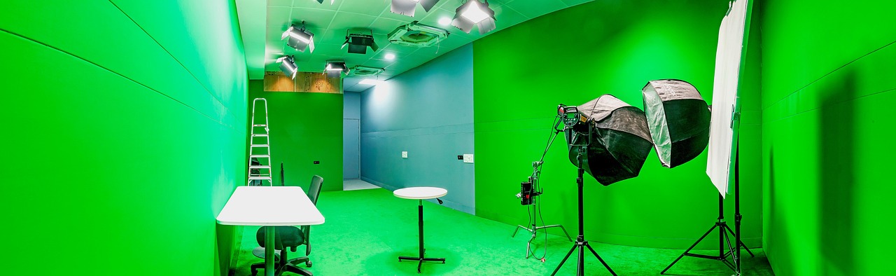 Команда бизнес-консультантов на деловой встрече в современном офисе